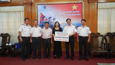 Nghe Tinh fellow-countrymen association in Kiev present gift to Vietnam Coast Guard